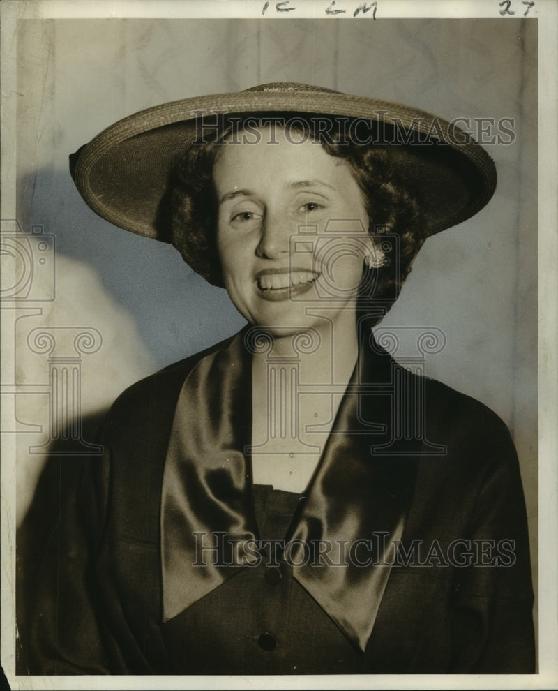 Load image into Gallery viewer, 1954 Press Photo Gentilly Woods Gardeners President Mrs. Robert T. Fisk
