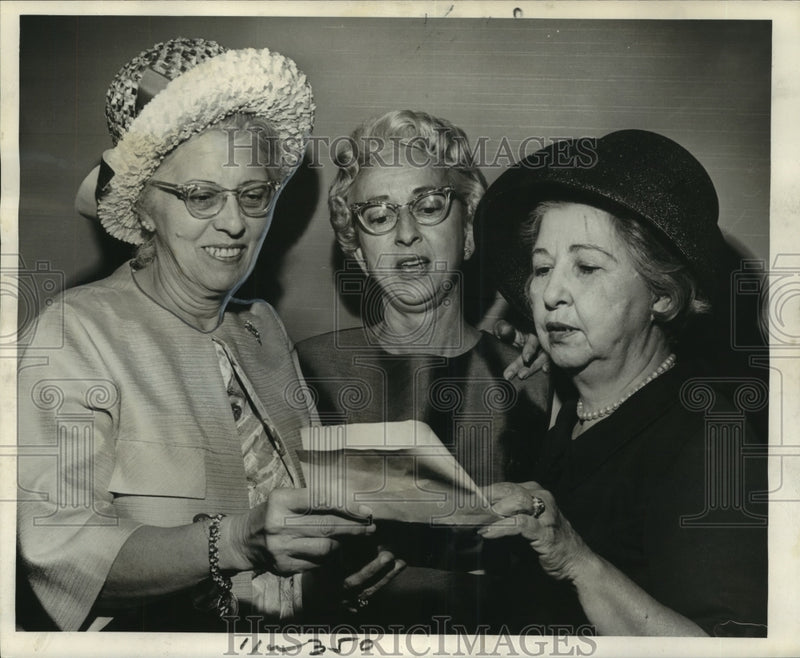 Load image into Gallery viewer, 1966 Press Photo New Orleans Secretaries Association Officers - noo16339
