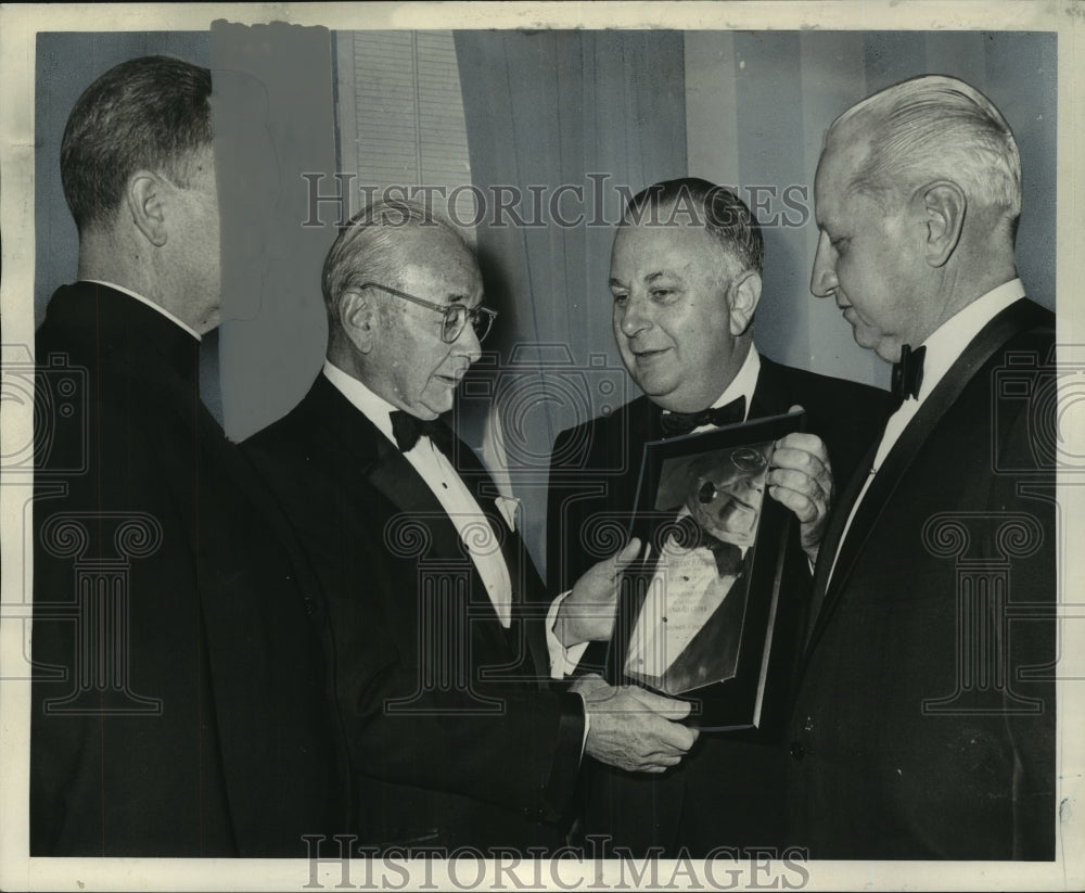 1967 Press Photo Julian Feibelman Receives Weiss Memorial Award, New Orleans