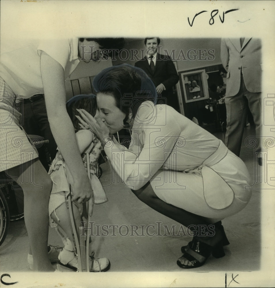 1973 Press Photo Hospital Child Gets Kiss from Governor&#39;s Wife, New Orleans- Historic Images