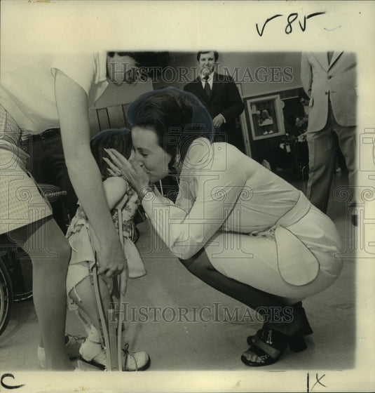 1973 Press Photo Hospital Child Gets Kiss from Governor's Wife, New Orleans- Historic Images