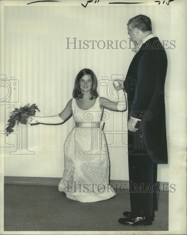 1970 Press Photo Debutante Sarah Brandon Eaves Presented by Father, New Orleans- Historic Images