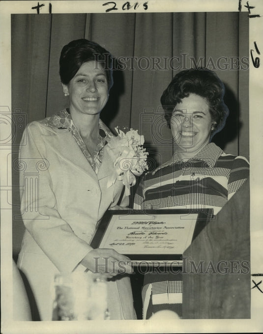 1974 Press Photo Rosalie Edwards receives award, International Secretaries Assoc