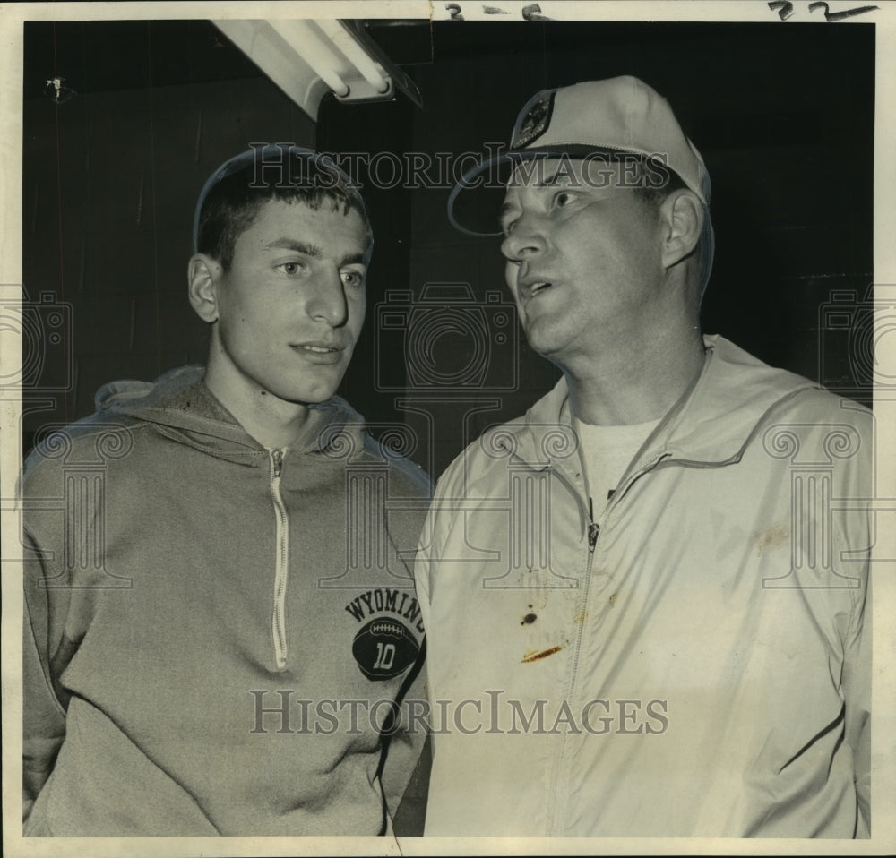 1968 Press Photo Cincinnati Bengals' Football Coach, Signal-Caller Confer