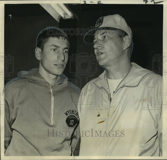 1968 Press Photo Cincinnati Bengals' Football Coach, Signal-Caller Confer