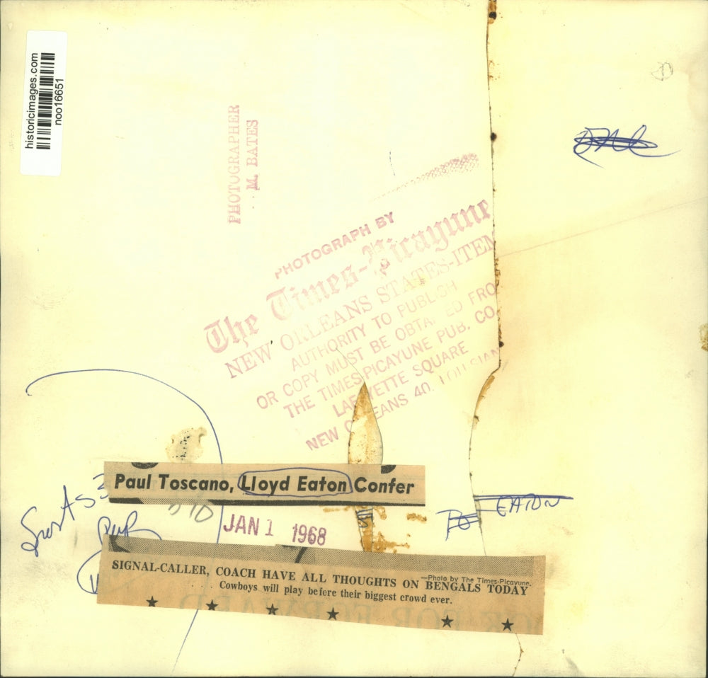 1968 Press Photo Cincinnati Bengals' Football Coach, Signal-Caller Confer