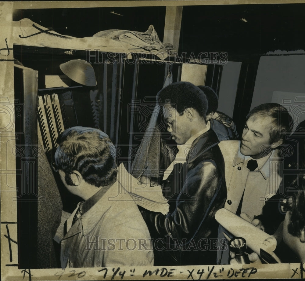 1973 Press Photo D.A. candidate, Harry Connick, watching election returns