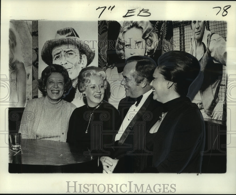 1975 Press Photo Attendees at Volunteers of American benefit- Historic Images