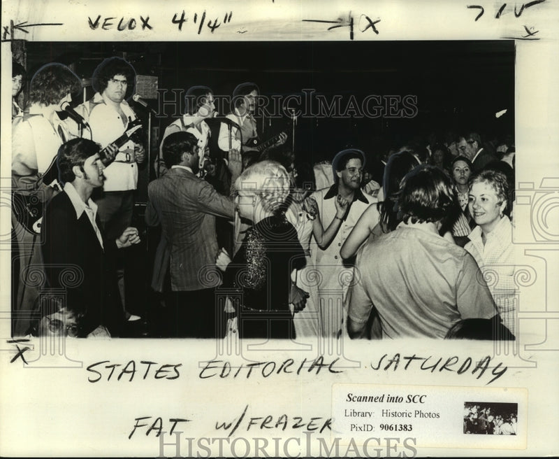 Load image into Gallery viewer, 1974 Press Photo "Fat City" nightspot Sancho Panza, crowded dance floor, band
