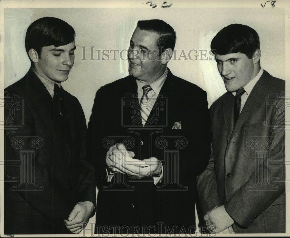 1969 Press Photo Jesuit High Football Captains with Saints Coach, New Orleans- Historic Images