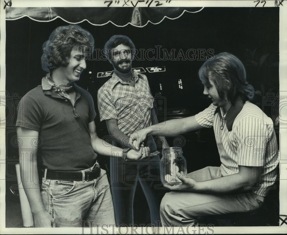 1975 Press Photo Man Gets Free Drink Chip on Men&#39;s Night, Kaleb&#39;s, New Orleans - Historic Images