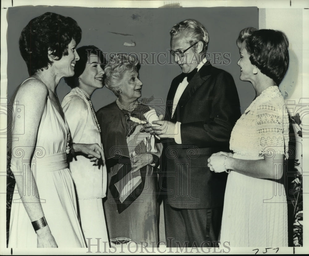 1976 Press Photo Attendants of Les Petits Lits Blancs At Gallier Hall- Historic Images