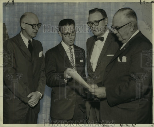 1961 Press Photo Louisiana Motor Transport discussing, radioactive transport