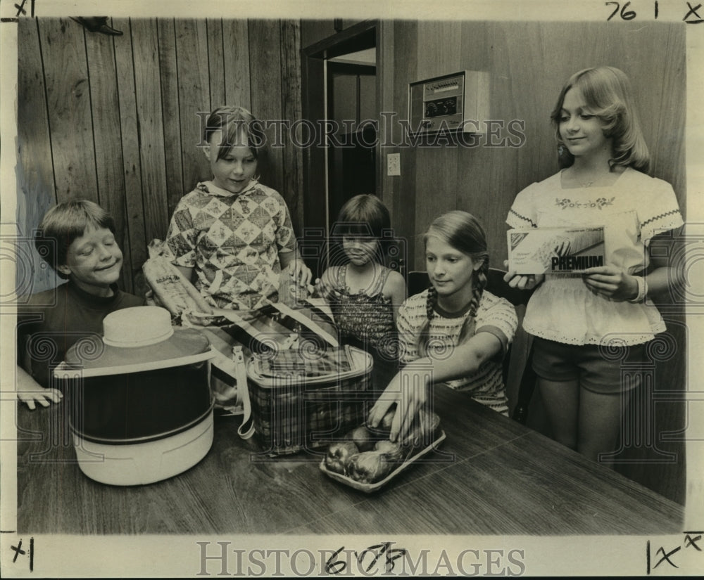 1977 Press Photo Youngsters Pack Snacks for Family Vacation- Historic Images