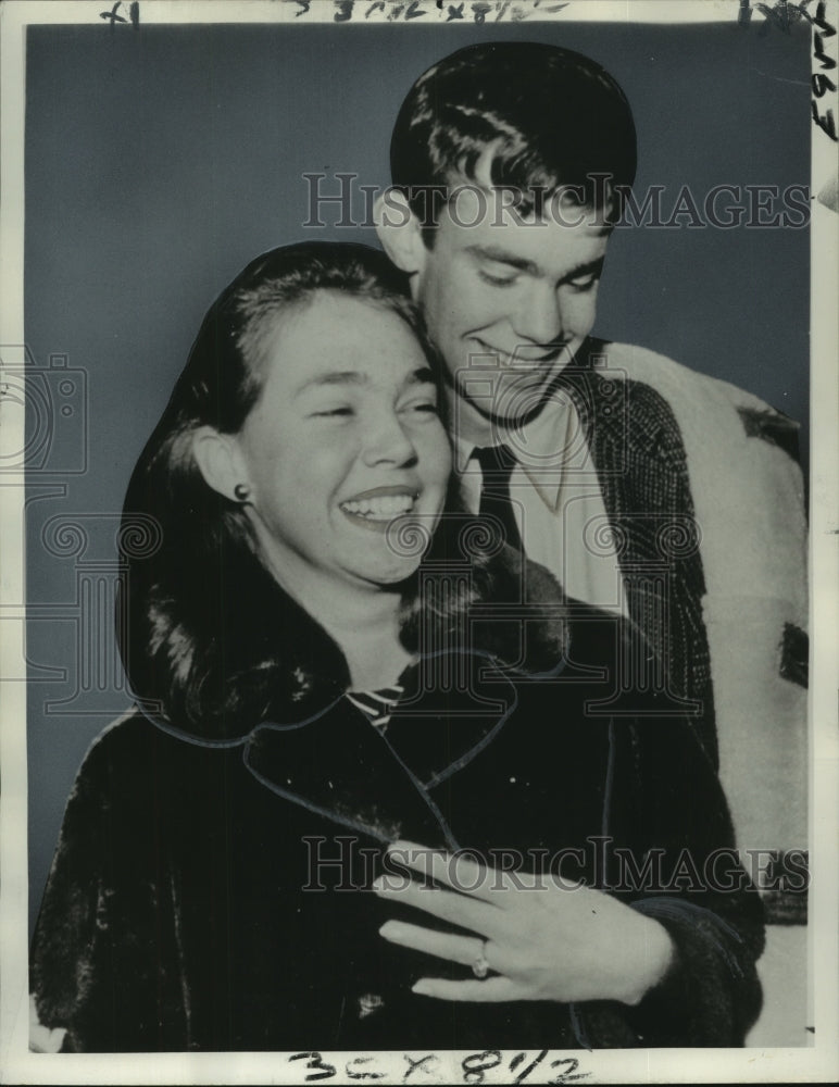Load image into Gallery viewer, 1968 Press Photo Julie Nixon Shows Off Ring with Fiancee David Eisenhower
