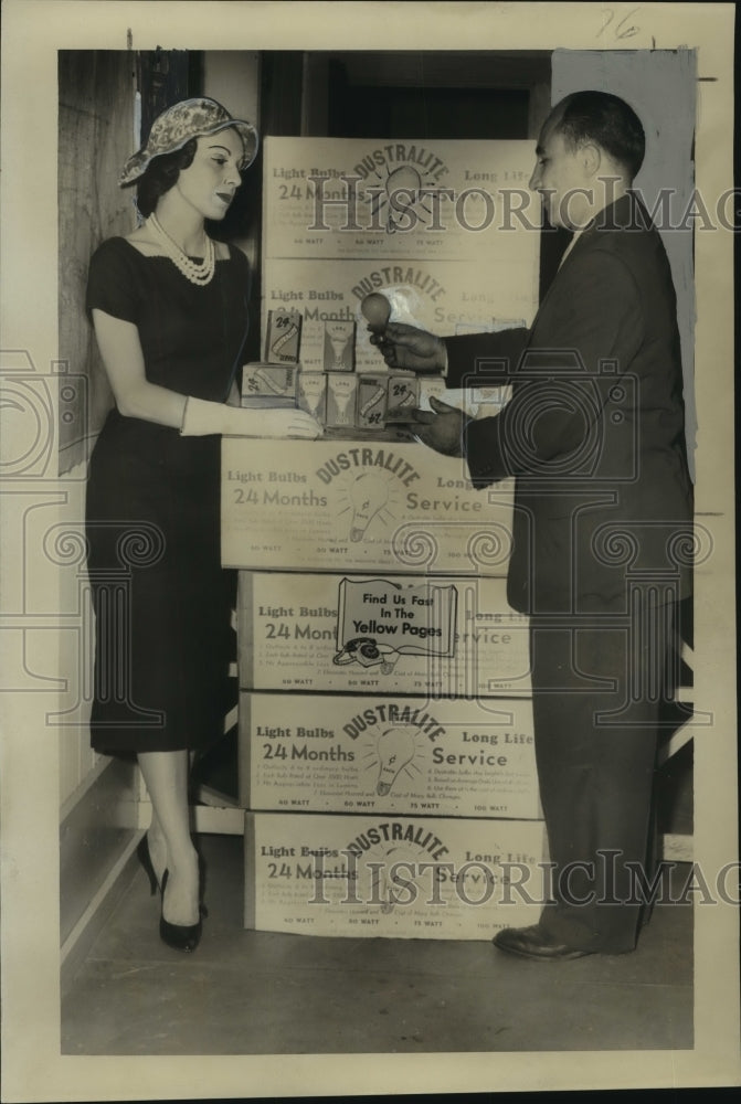 Load image into Gallery viewer, 1958 Press Photo W.H. Serther, Jr. Shows Dustralite Bulb to Betty Dowd
