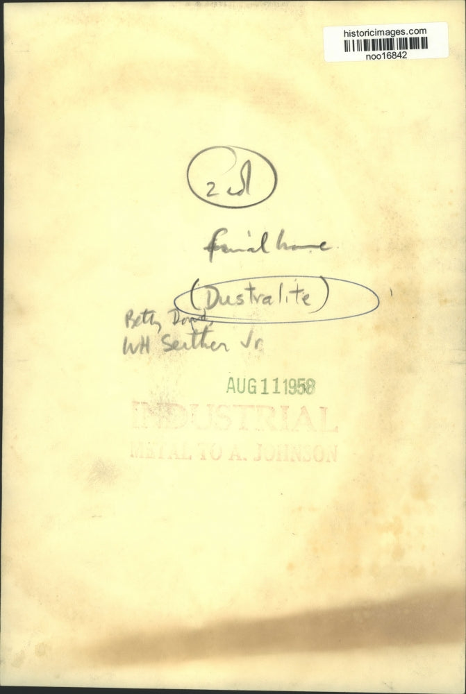 1958 Press Photo W.H. Serther, Jr. Shows Dustralite Bulb to Betty Dowd