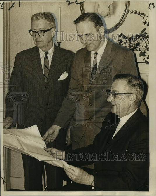 1963 Press Photo Planners for Plant A Tree organization, planting live oaks