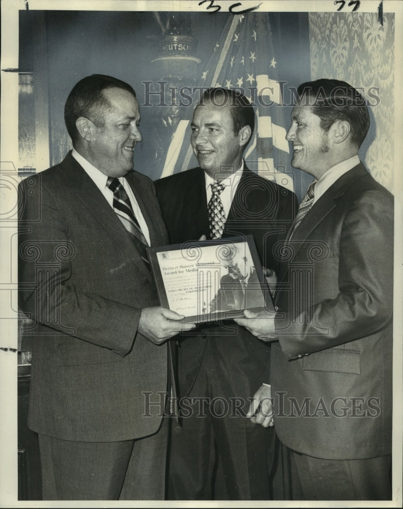 1971 Press Photo Boys&#39; Clubs of America Media Award Goes to The Times-Picayune- Historic Images