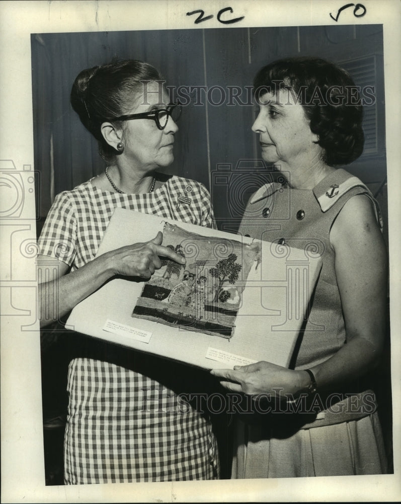 1969 Press Photo Leaders of Daughters of the American Revolution &amp; Embroidery