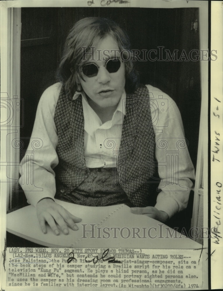 1974 Press Photo Musician Jose Feliciano Studies Script for &quot;King Fu&quot; Episode- Historic Images