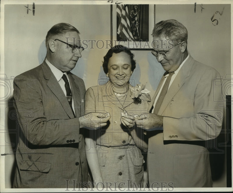 Load image into Gallery viewer, 1958 Press Photo New Orleans Federal Government Workers Receive Awards
