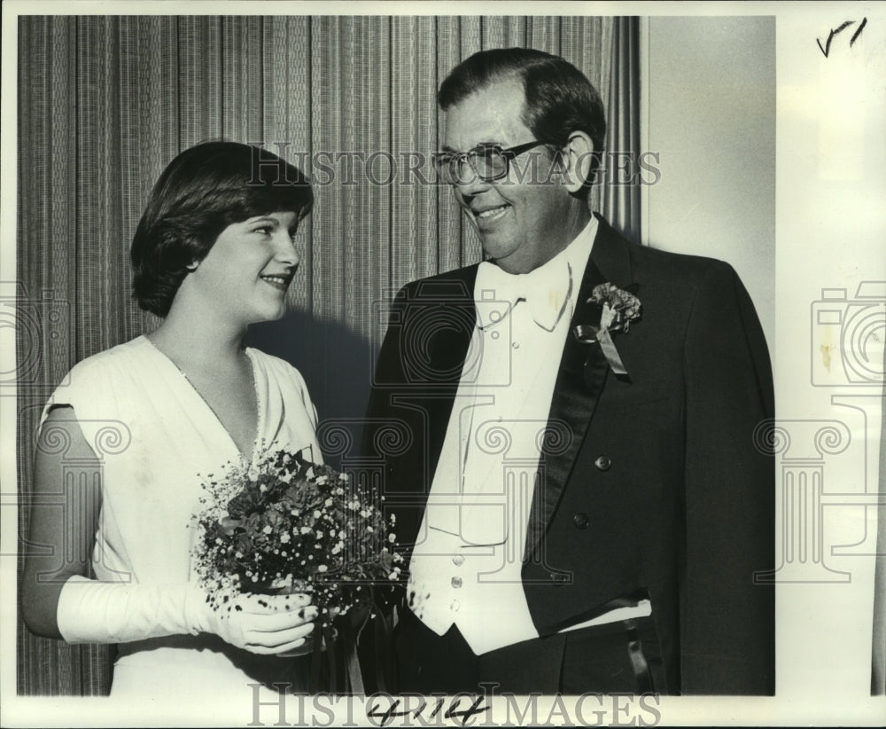 1977 Press Photo Debutante Susan Natalie Ewing with Father, New Orleans- Historic Images