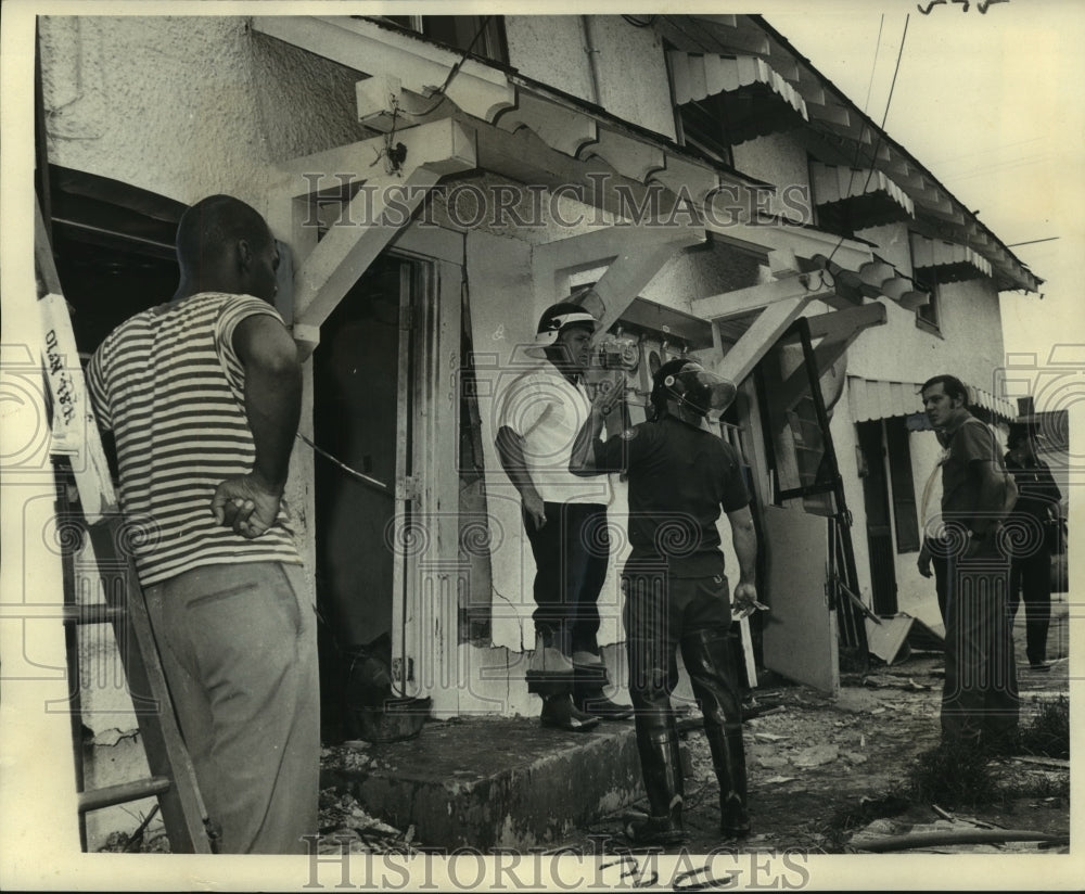 1972 Press Photo Firemen and spectators in front of burned building, Metairie