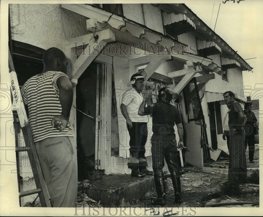 1972 Press Photo Firemen and spectators in front of burned building, Metairie