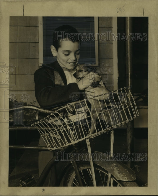 1950 Press Photo Bicycle Rider Billy Firmin Holding a Puppy On His Bike