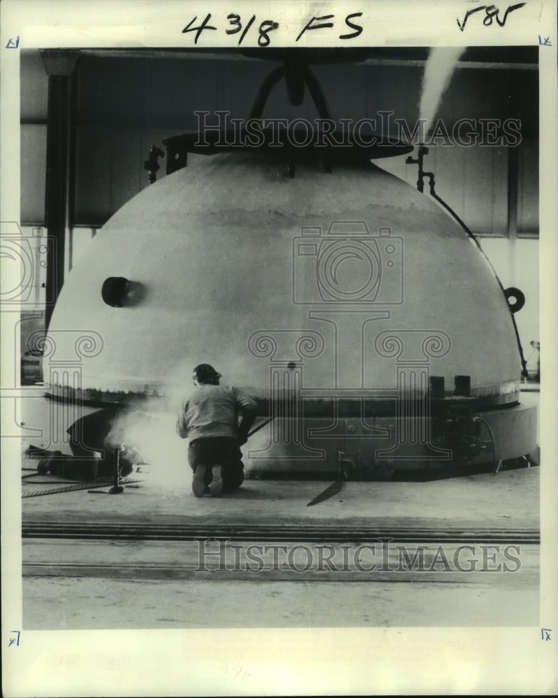 1977 Press Photo Large &quot;pot heater&quot; to cure earthmover tires at Firestone Tire