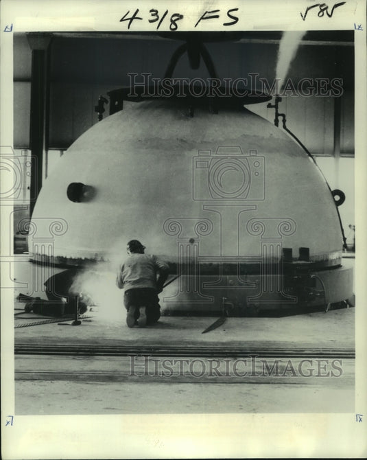 1977 Press Photo Large "pot heater" to cure earthmover tires at Firestone Tire