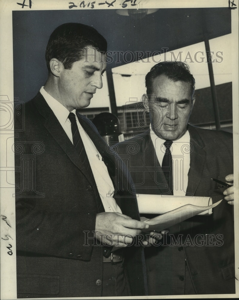 Load image into Gallery viewer, 1968 Press Photo Victim of Illicit Car Sale Robert Burns Talks to State Police
