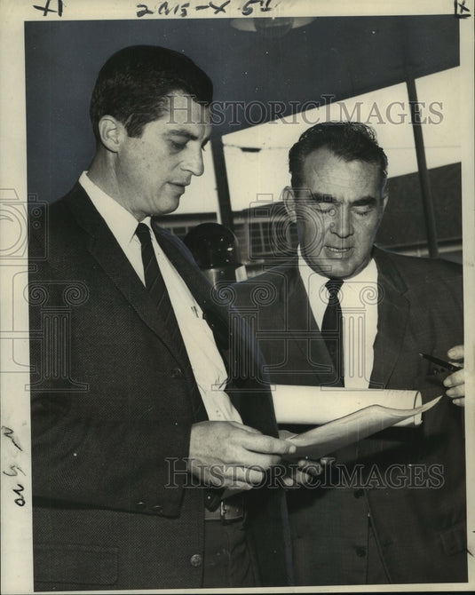 1968 Press Photo Victim of Illicit Car Sale Robert Burns Talks to State Police