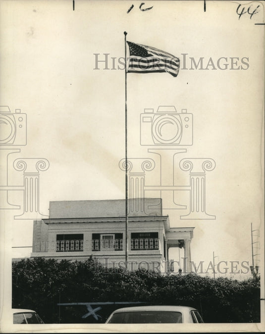 1969 Press Photo American Flag On Display At Borden Inc. Plant- Historic Images