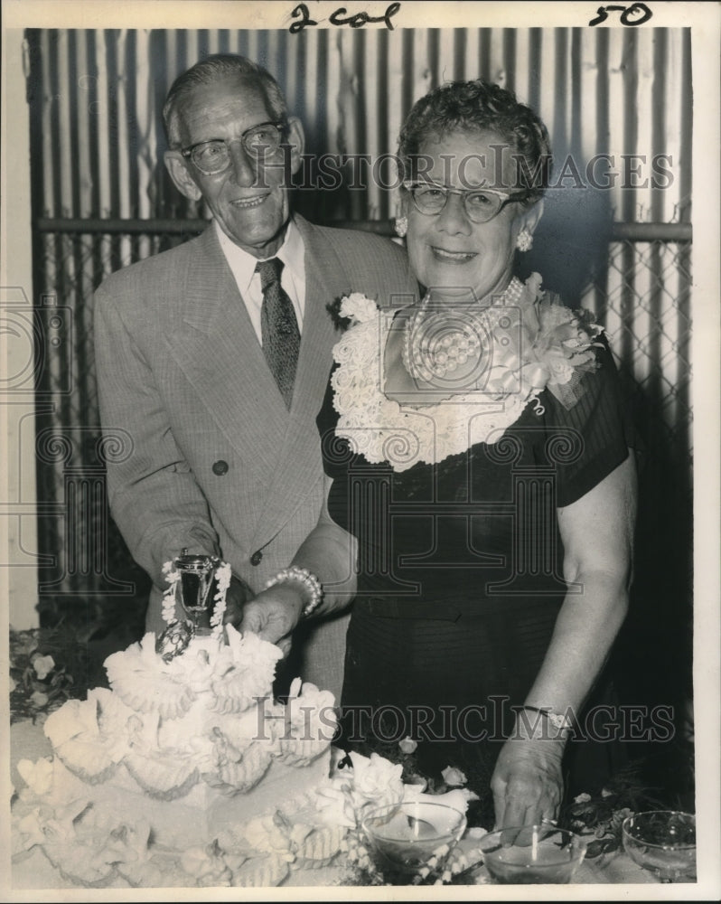 1962 Press Photo Mr. &amp; Mrs. George Finnan Cut 50th Anniversary Cake, New Orleans