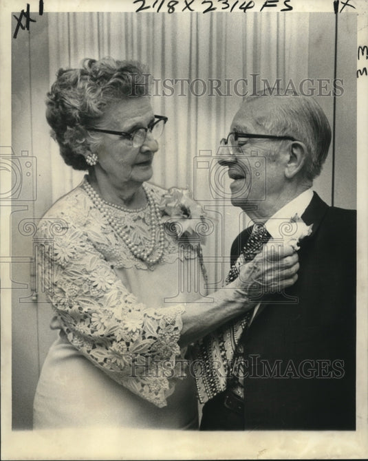 1977 Press Photo Mr. & Mrs. David C.H. Finn on 60th Anniversary, New Orleans