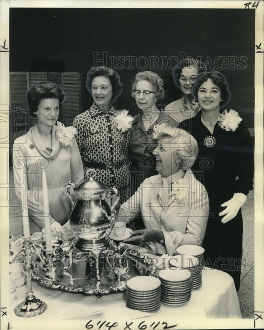 1976 Press Photo Members attend New Orleans Garden Society reception & tea- Historic Images