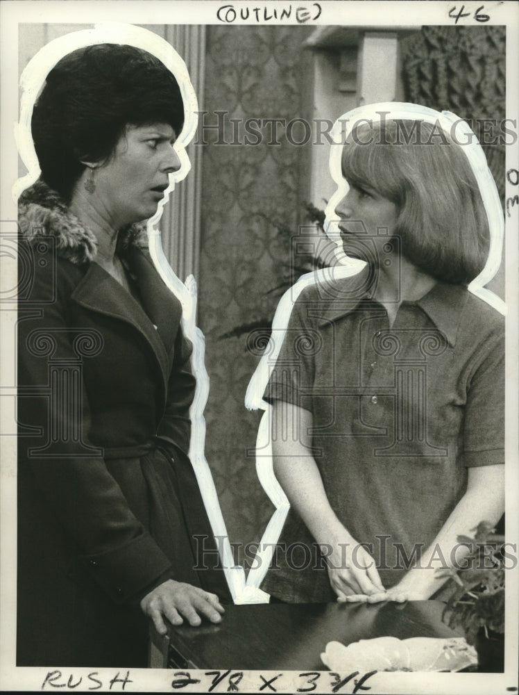 1976 Press Photo Mary Louise Wilson and Bonnie Franklin &quot;One Day At A Time&quot;- Historic Images