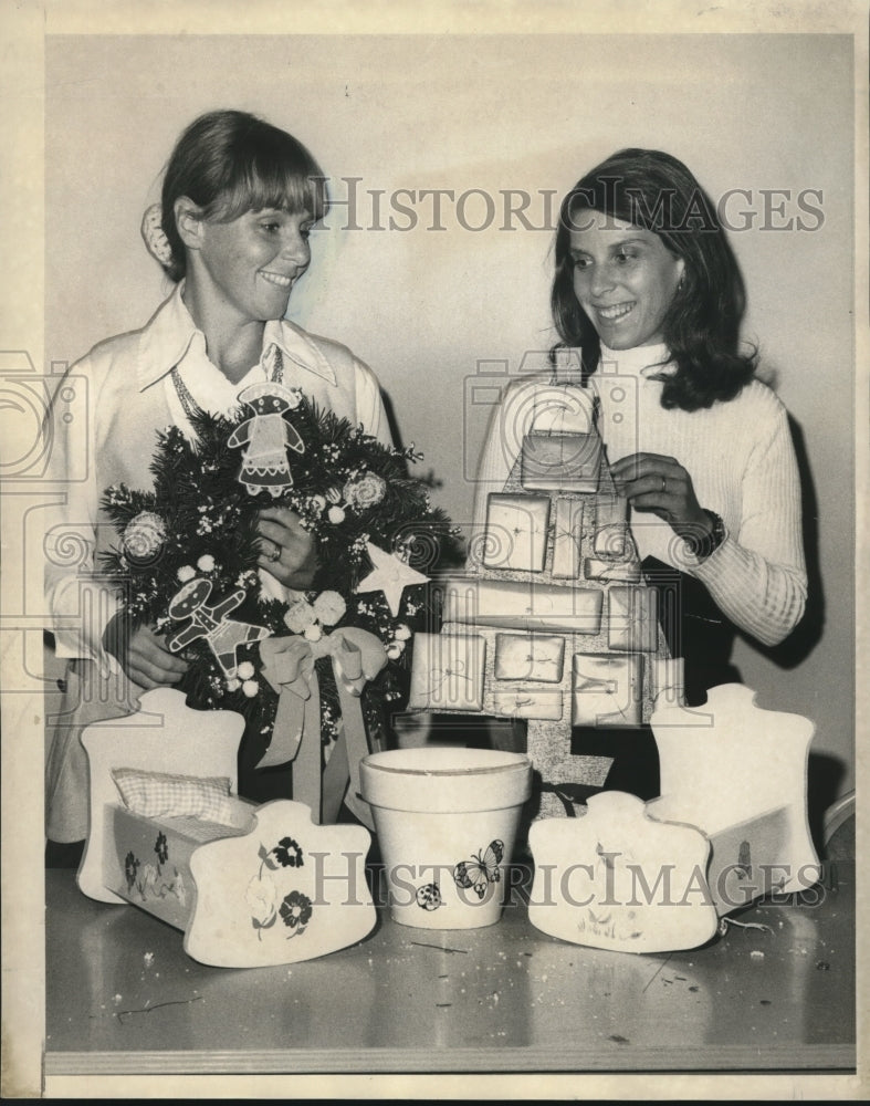 1970 Press Photo Mrs. Guy Smith &amp; Mrs. Frank Frielder Jr., Christmas Bazaar - Historic Images