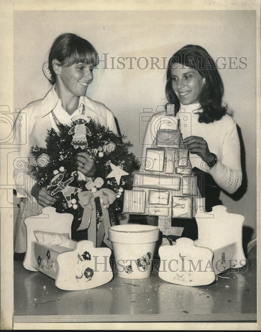 1970 Press Photo Mrs. Guy Smith & Mrs. Frank Frielder Jr., Christmas Bazaar - Historic Images