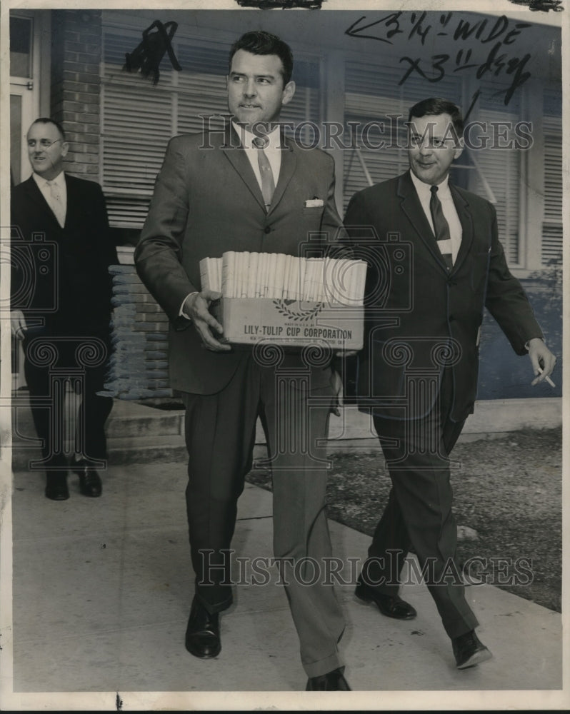 Load image into Gallery viewer, 1964 Press Photo Detective Robert Frey &amp; others remove records from court
