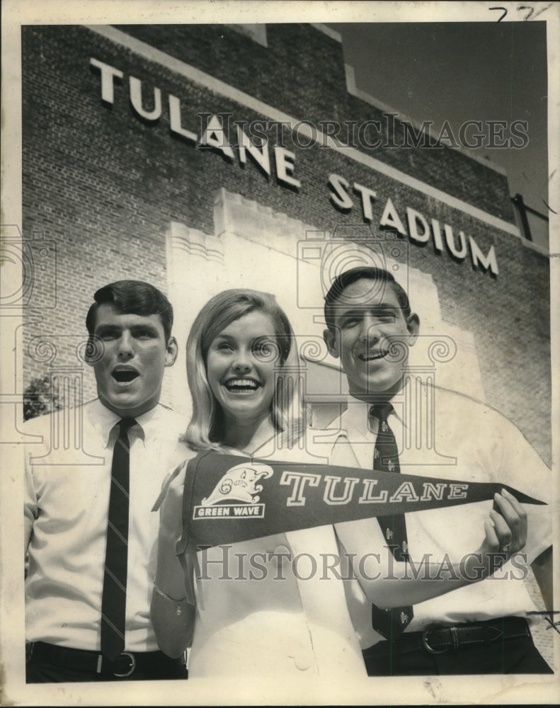Load image into Gallery viewer, 1968 Press Photo Laurie Fage, Tulane homecoming queen, with football players
