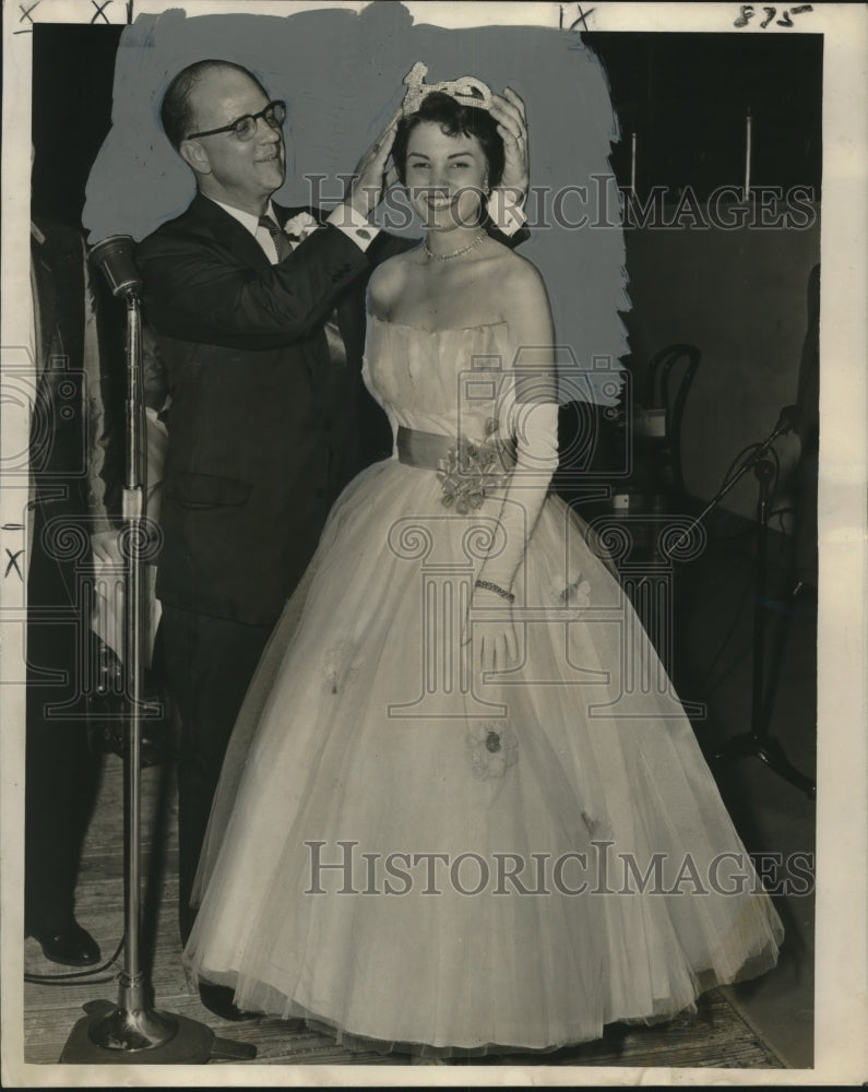 Load image into Gallery viewer, 1958 Press Photo Fred J. Forstall, crowning Miss Patricia Stoltz Home Show Queen
