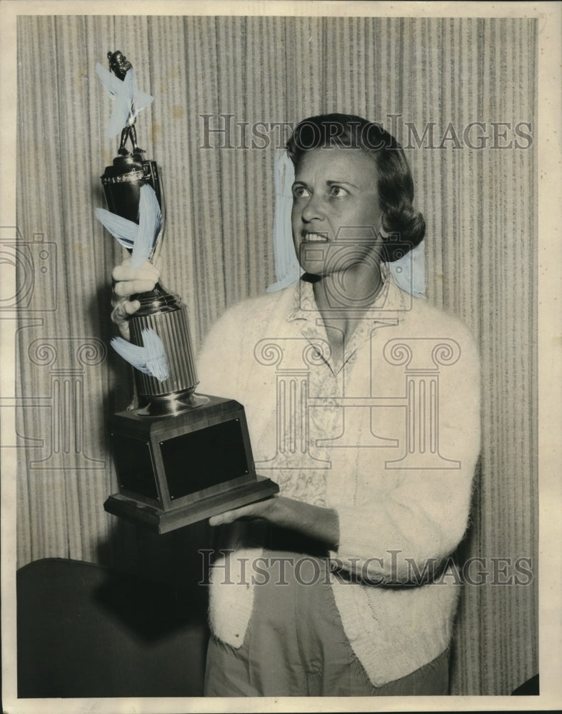 1968 Press Photo Innes Miller Golf Tournament Champ Mrs John Finerty with Trophy- Historic Images