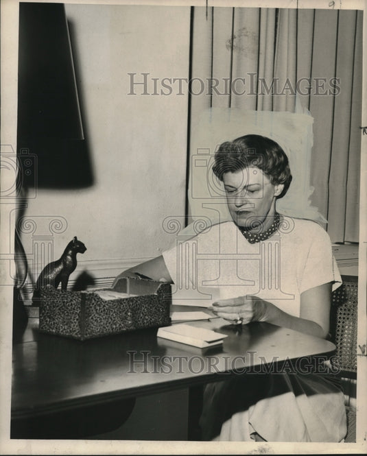 1952 Press Photo Mrs. Georgia Fischer, executive secretary Newcomb Alumnae Assoc