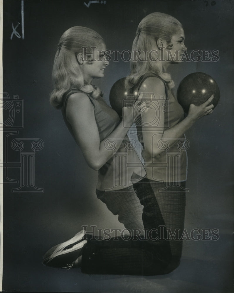 Load image into Gallery viewer, 1973 Press Photo Judi Ford, Miss America 1969, Uses Bowling for Physical Fitness

