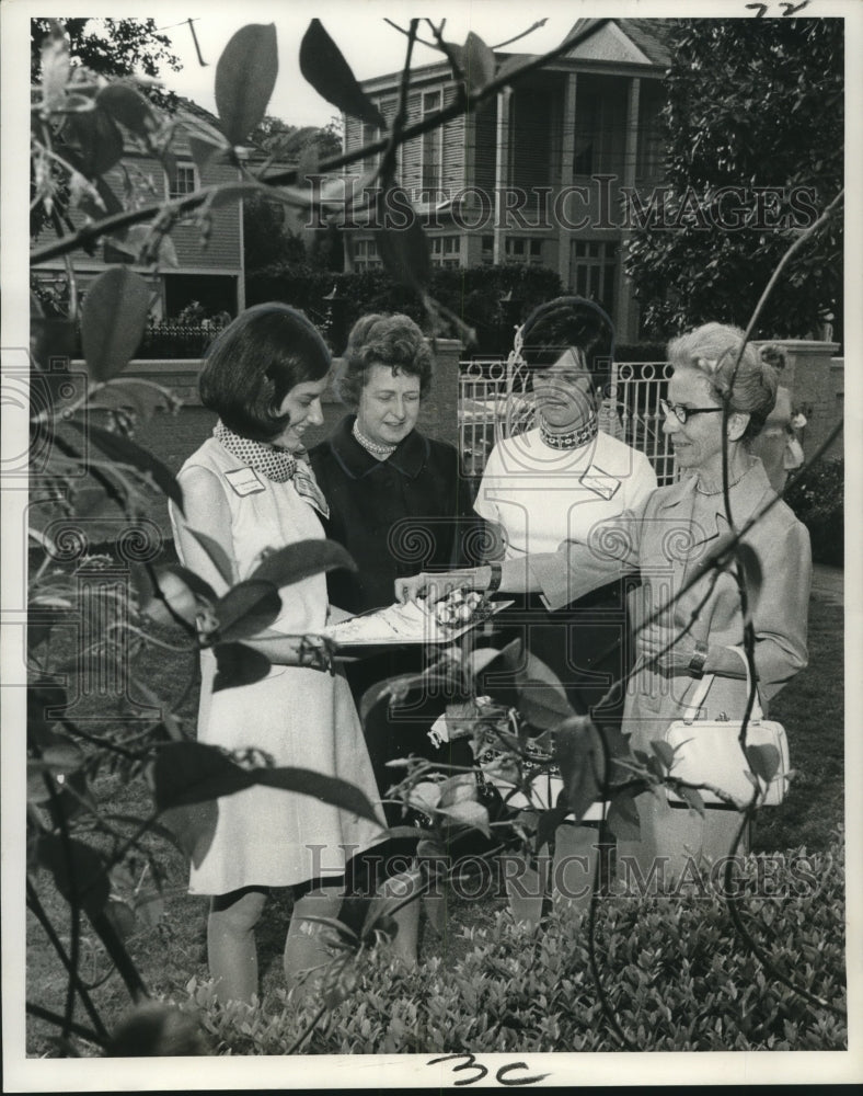 1971 Press Photo Junior League Sustaining Tea attendees at Mrs. Howard&#39;s garden- Historic Images