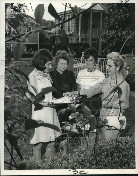 1971 Press Photo Junior League Sustaining Tea attendees at Mrs. Howard's garden- Historic Images