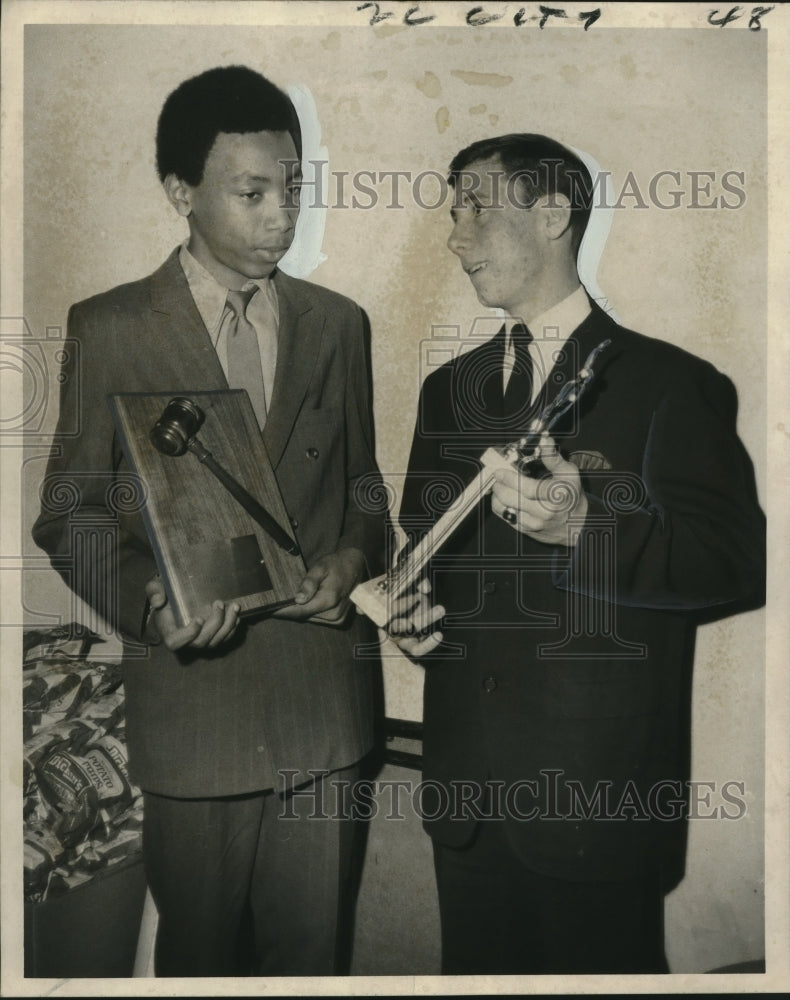 1971 Press Photo Milton Gaines and Joseph L. Ricca, Downtown Boys Club- Historic Images